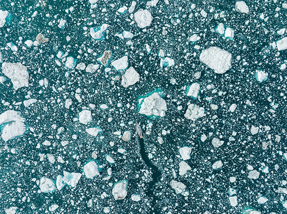 Ice and ice floes in the ocean  Description automatically generated with medium confidence